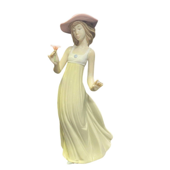 Nao by Lladro "Gentle Breeze" Figurine #1158